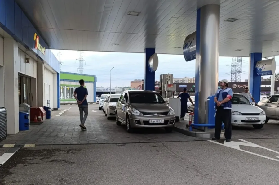 На АЗС Майкопа дружинники следят за порядком и помогают автомобилистам